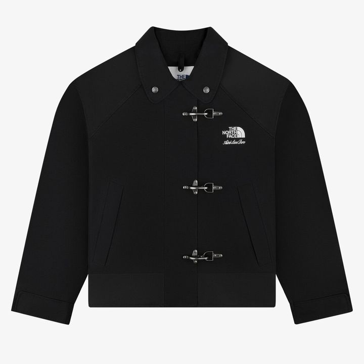 伝統的なファイヤーマンジャケットのディテールと、現代的なパフォーマンスを組み合わせた、機能的なジャケット。はっ水加工を施した 3 層構造のポリエステルを表地に採用。肩や裾は耐久性のあるバリスティックナイロンを配置。フロントはフラップ仕様で雨水の浸入を軽減する。