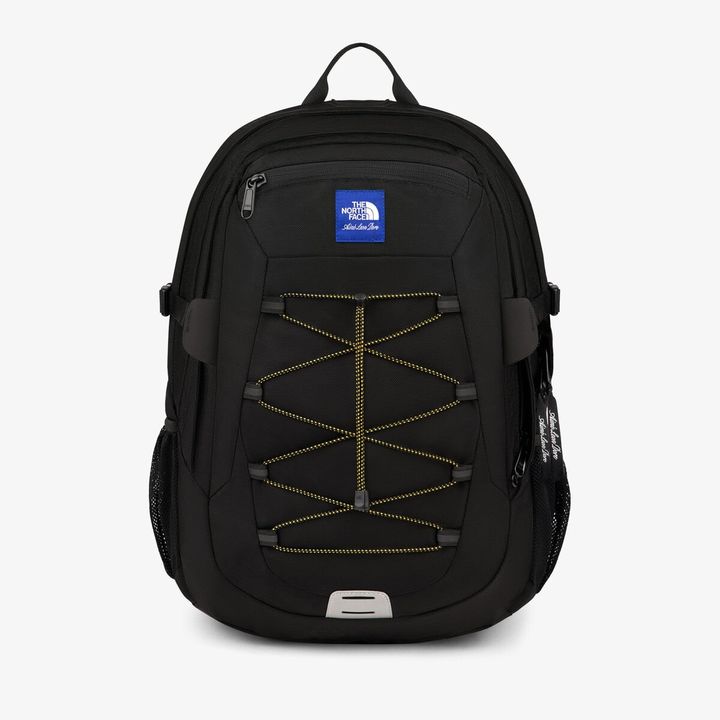 通学や通勤、週末のアウトドアまで幅広く活躍するデイパック。メインコンパートメントは、大きく開閉するパネルローディングタイプ。フロントには象徴的なバンジーシステムを装備。バックパックを圧縮したり、ウィンドシェルなどを簡易的に収納可能。