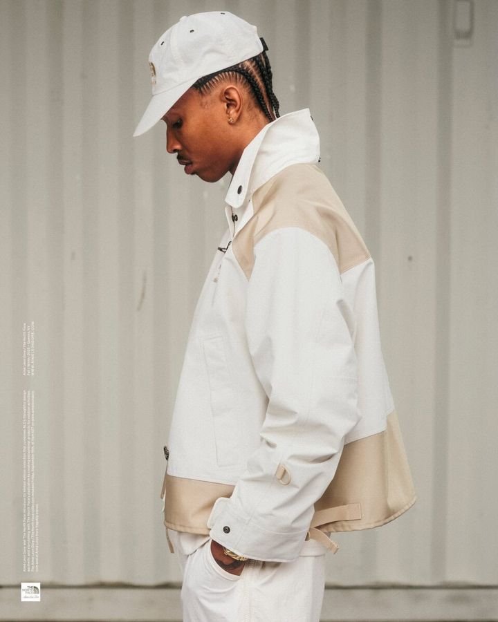 裾のグログランテープとバックルでフィット感やシルエットの調節が可能。襟にはアンティークスナップでレトロな雰囲気を表現。THE NORTH FACE の定番アイテムであるマウンテンジャケットやベースキャンプダッフルの要素を随所に取り入れたデザイン。襟にはアンティーク左胸と背面右肩に、TNF×Aime Leon Dore の刺繍ロゴをオン。