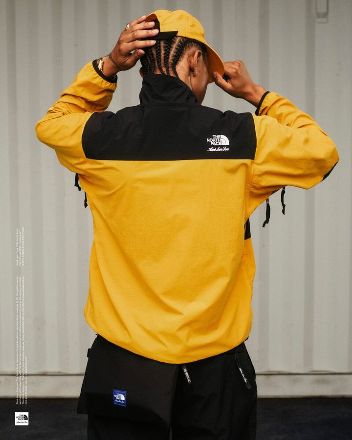 脇下のベンチレーションファスナーにより、素早く衣服内のムレを排出する。裾のドローコードでフィット感の調節も可能。ミドラーの上からゆったり着こなせるリラックスフィット。1995年版のデナリジャケットのディテールを取り入れたレトロなデザインで、左胸と背面右肩に、TNF×Aime Leon Dore の刺繍ロゴをレイアウト。