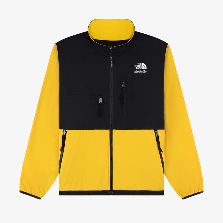THE NORTH FACE のヘリテージアイテムであるデナリジャケットを、ナイロン素材で再構築。表地には独特のシワ加工が特徴のクリンクルナイロン素材を採用。両胸と両サイドのファスナーポケットにより収納性を向上した。