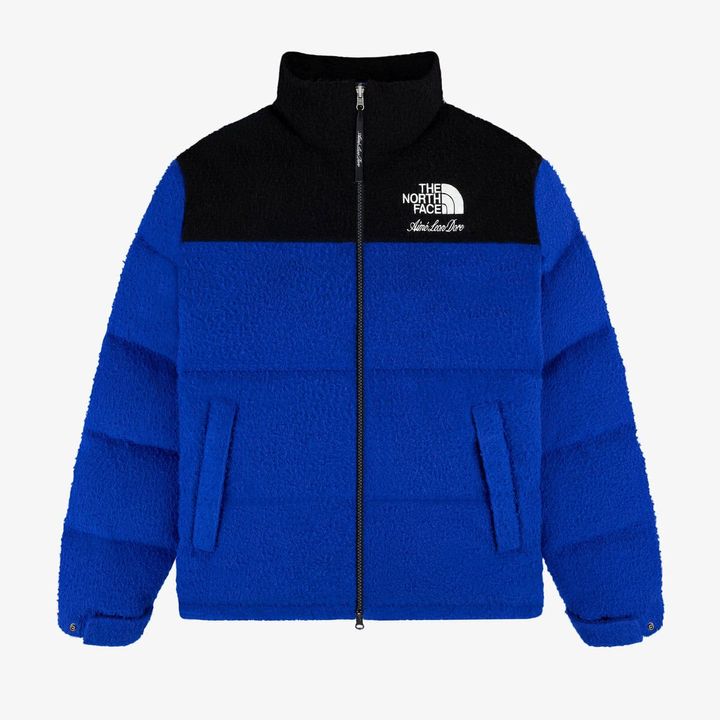 THE NORTH FACE のヘリテージアイテムであるヌプシジャケットをウールで再構築。表地にはカセンティーノウールを採用。ウールならではの風合いと温かみが特徴的。中わたにはダウンが封入され保温性を確保。