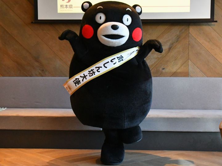 ウキウキを隠しきれないくまモン＝8月26日、東京都品川区