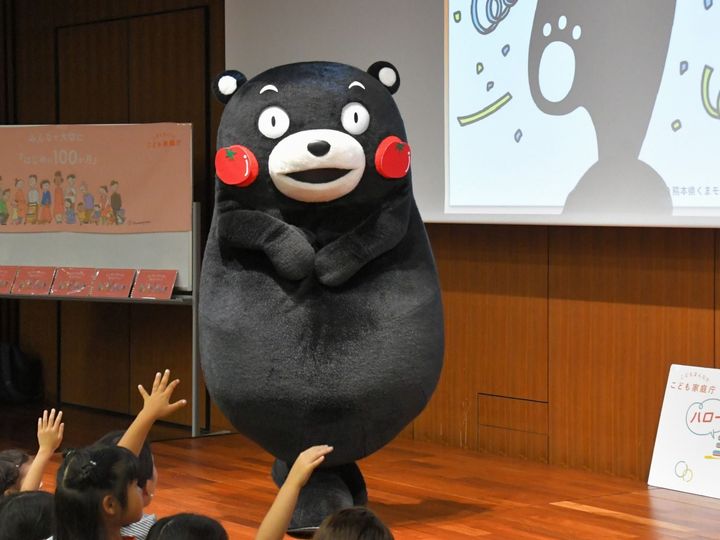 キュートすぎるトマトほっぺ＝8月6日、東京都千代田区