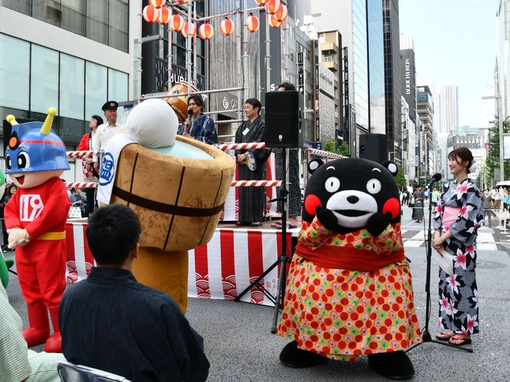 おともだちと一緒で楽しそう＝8月2日、東京都中央区