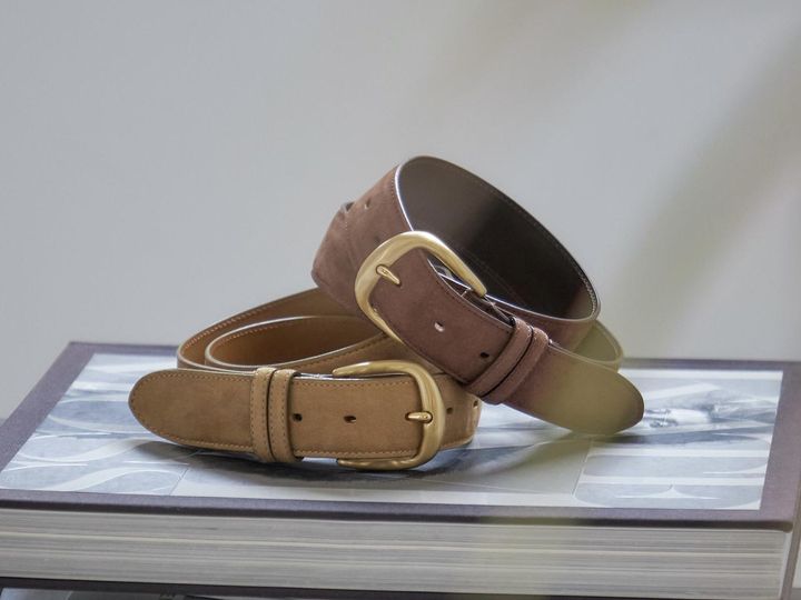 画像: 「ヌバック レザー ボリューム バックル ベルト」各￥12,100 出典：シップス