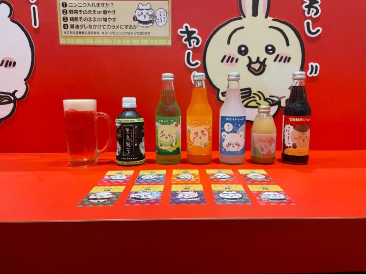 豊富なドリンクのラベルにもちいかわたちが……！