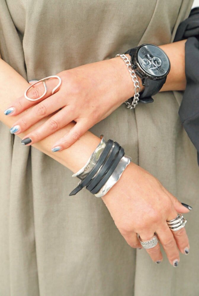 スペインのブランド『unode50』のレザーベルトつきバングル