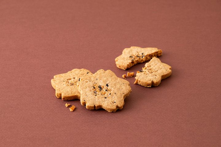 日本人に最も親しまれている花「サクラ」の形を模したサブレ。パッケージデザインはクリエイティブユニットKIGIが手がけ、満開のサクラを描いた華やかな装いに。