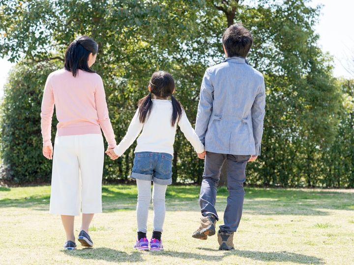 「あのときはどうしても我慢できなかった」友人と不倫した夫を許せず、離婚した44歳女性。その後互いに再婚したが、うまくいかなかった。離婚の選択が間違いだと感じたとしても、家族関係を再構築することはできるのだろうか。※サムネイル画像：PIXTA