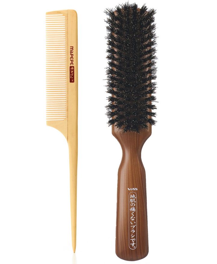 （右）しなやかな毛質の豚毛を使用。頭皮が痛くならない毛先。ブラッシング用 天然豚毛100％ブラシ（6行） ￥1,430／ベス工業 （左）椿油を染み込ませてあり、櫛通りがなめらか。マペペ つげ櫛 ￥880／シャンティ