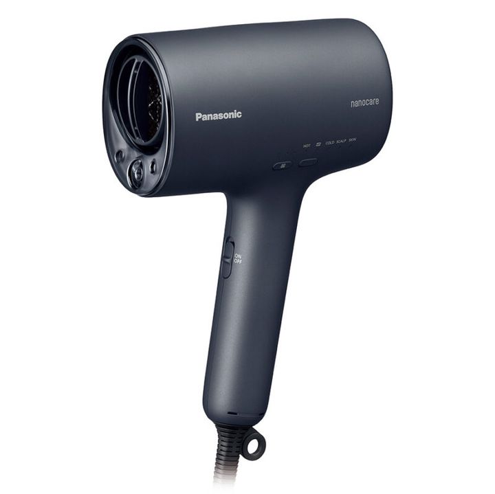 乾かす度に、高浸透ナノイーが頭皮と髪の内側にうるおいを補給。ヘアードライヤー ナノケアEH-NA0J 全４色 ￥33,660（編集部調べ）／パナソニック