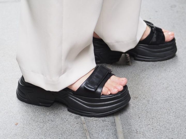 厚底サンダル