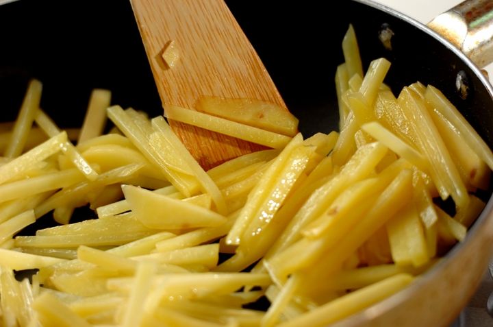 豚とジャガイモのソテーケチャップ和えの作り方1