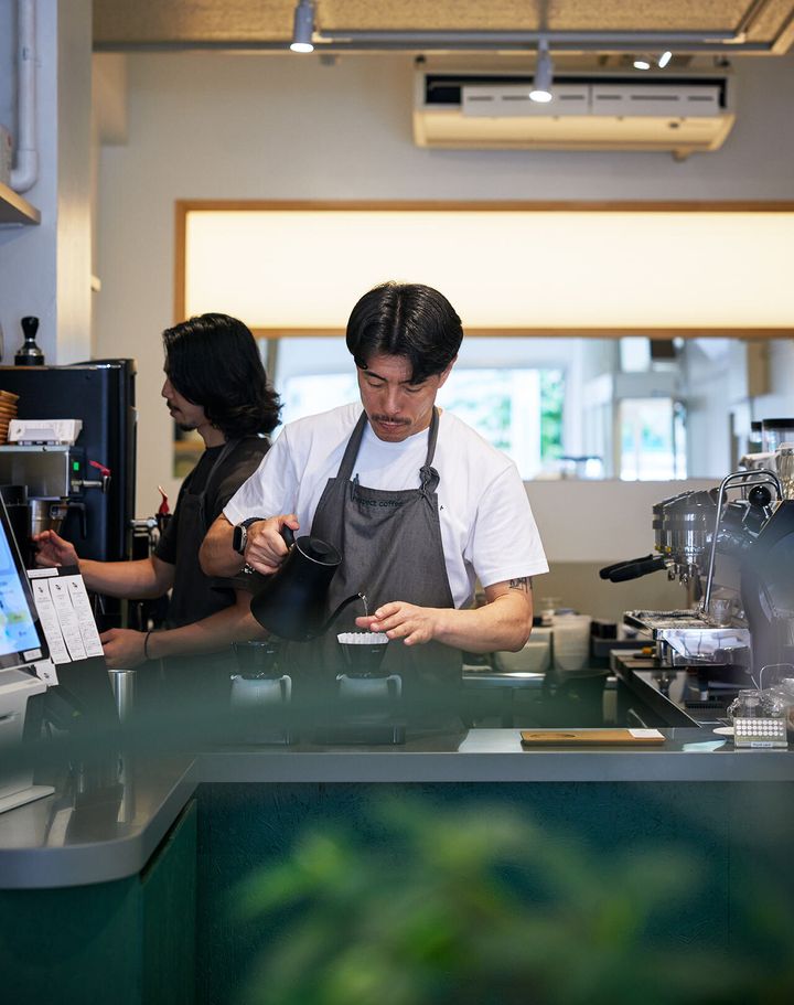 小伝馬町『nexpect coffee』のコーヒーを淹れている様子