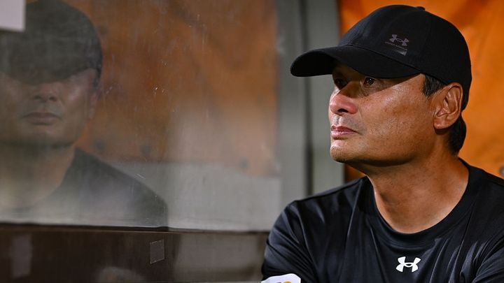 J1昇格黄色信号の外資系J2チーム、監督解任を発表！新監督は国際経験豊富な“レッドブル系”40歳