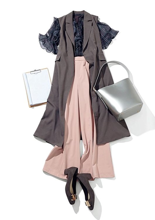 フリルブラウス×ピンクパンツの大人可愛い通勤コーデ