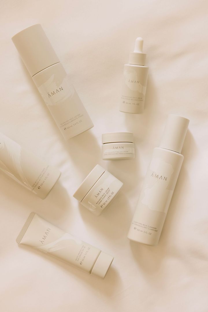 アマン独自のスキンケアプロダクト「アマン エッセンシャルスキン」を使用し、優しく働きかけ、巡りを整えていく。