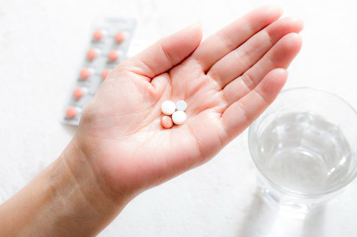 薬を割ったり、つぶしたりしてから飲んでもよい？（画像はイメージ）