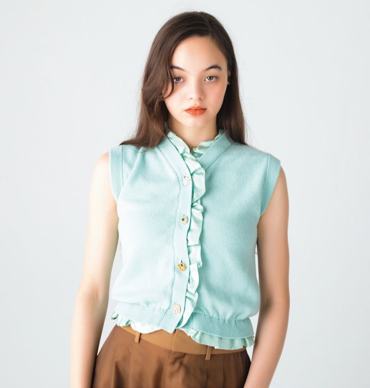 前立てや裾に付いたフリルが可愛らしいベスト