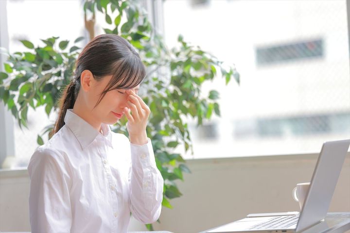 デスクワークによる「目の疲れ」＆「頭痛」に効くツボとは…