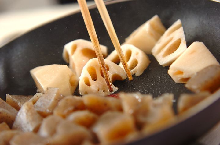 レンコンとコンニャクの炒め煮の作り方2