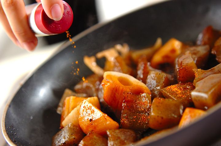 レンコンとコンニャクの炒め煮の作り方3