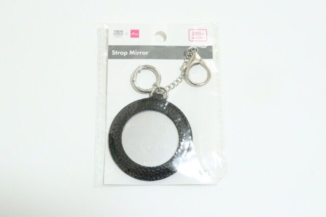 ダイソーのストラップ鏡のパッケージ