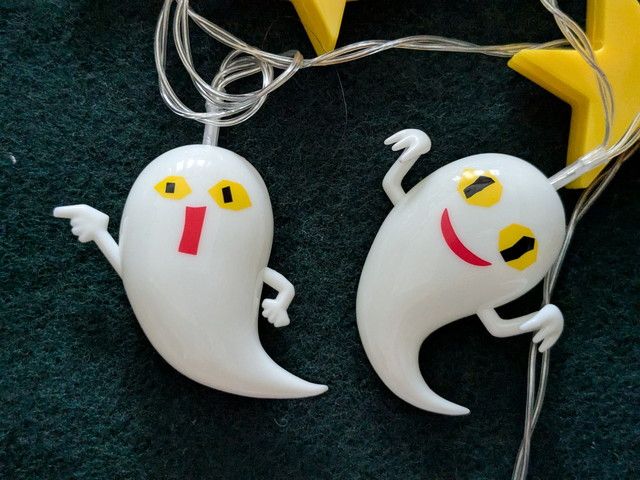 表情ちがいのおばけモチーフ2体のアップ