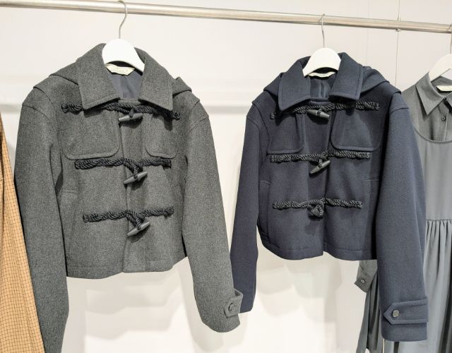 グレーとネイビーのダッフルコート