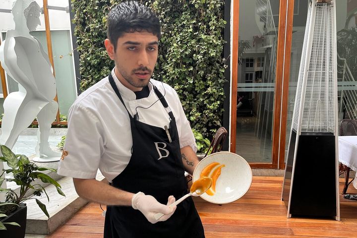 皿にさつまいもピュレをのばす