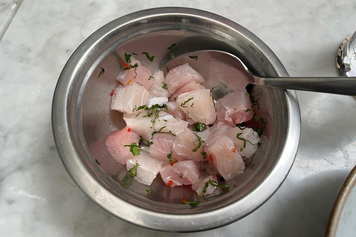 魚に下味をつける