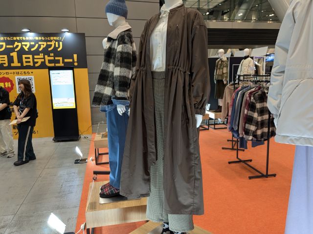 高撥水シェルワンピースコートを着用したマネキン