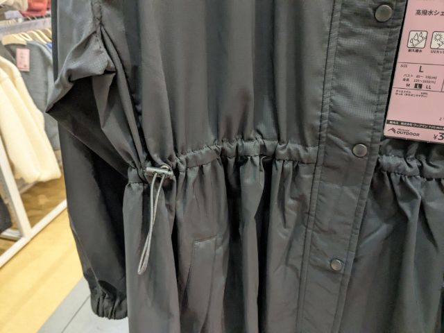 高撥水シェルワンピースコートのギャザー部分