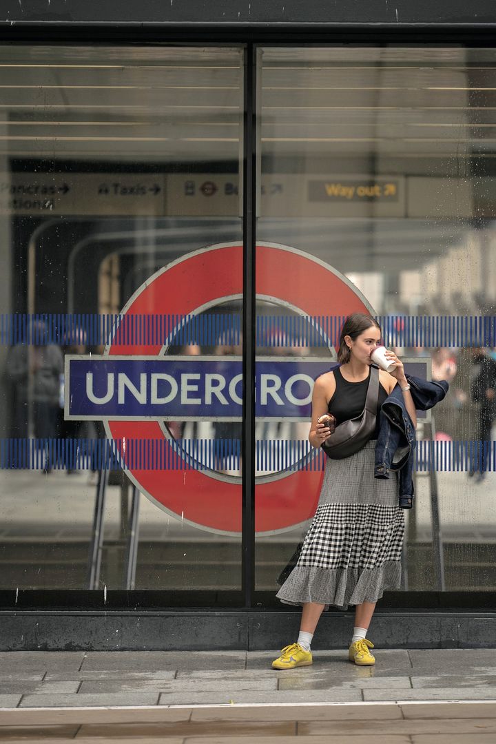 この夏最後のタンクトップコーデは、黒をチョイス。スニーカーで秋らしさを演出して