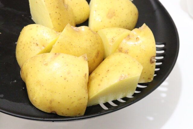 ダイソー 水切りできるD型まな板 使用例 水切り ザル