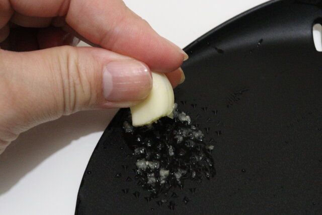 ダイソー 水切りできるD型まな板 使用例 おろし金