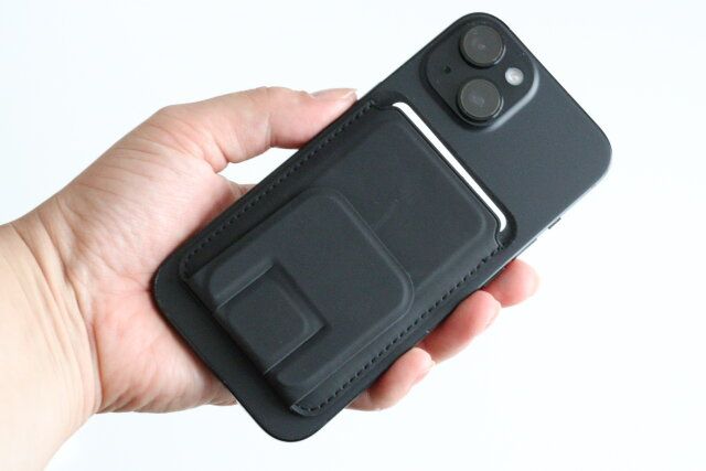 ダイソーのスタンド付マグネットカードケースをスマホに貼り付ける