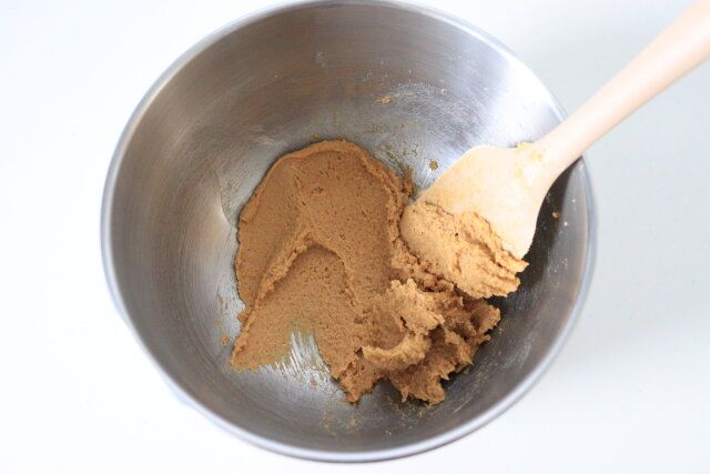 ボウルに無塩バターとブラウンシュガー、塩を入れ、ゴムベラでなめらかになるまで混ぜ合わせる。