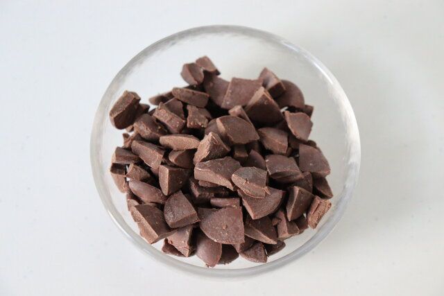 チョコレートを粗く砕く。