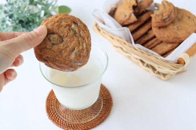 チューイーチョコチップクッキー 牛乳にダンク