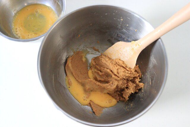 全卵を別のボウルで溶き、少しづつ加えて混ぜる。