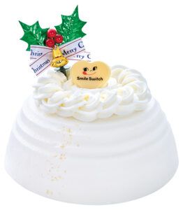 Snow Manとのコラボケーキは「Smile Switchクリスマス」で、「ホワイト」と「ショコラ」の2種類のケーキを用意しました。予約特典として、ペコちゃん風のSnow Manのメンバー一人ひとりの特徴を表現したイラスト入りオリジナルプレート「FUJIYA×Snow Manオリジナルクリスマスプレート」が数量限定でプレゼントされます。