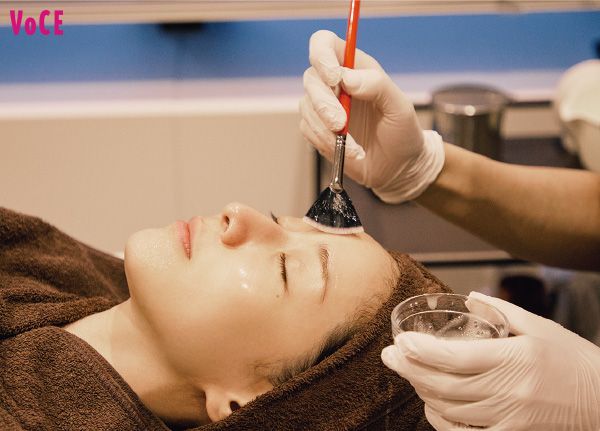 次世代型ピーリングと注目を集めるLHAを用いた施術