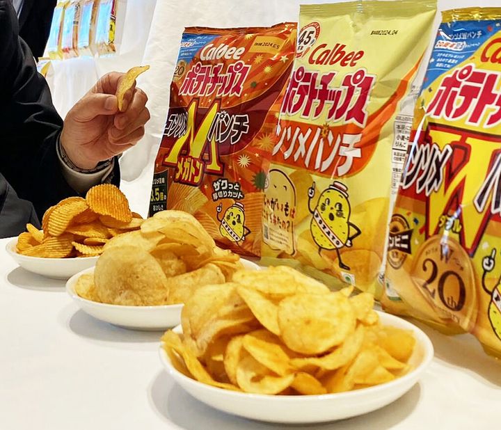 カルビーは25日、主力商品「ポテトチップス」（70グラム）のコンソメWパンチやうすしお味など6品と「フルグラ」（700グラム）などシリアル4品の販売価格を2026年2月2日納品分から8～15％程度値上げすると発表しました。