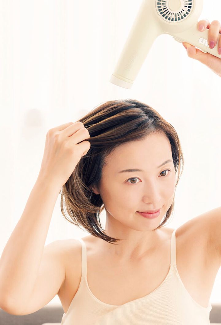 テンションをかけながらのハンドブローで髪をまっすぐに！