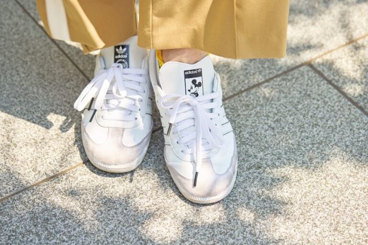 『アディダス』のサンバはディズニー限定デザイン