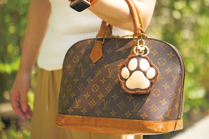 『ルイ・ヴィトン』の肉球形チャームは、愛犬家にはたまらないアイテム