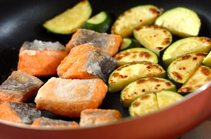 鮭とズッキーニのみそマヨ和えの作り方1