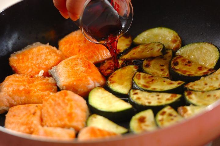 鮭とズッキーニのみそマヨ和えの作り方2